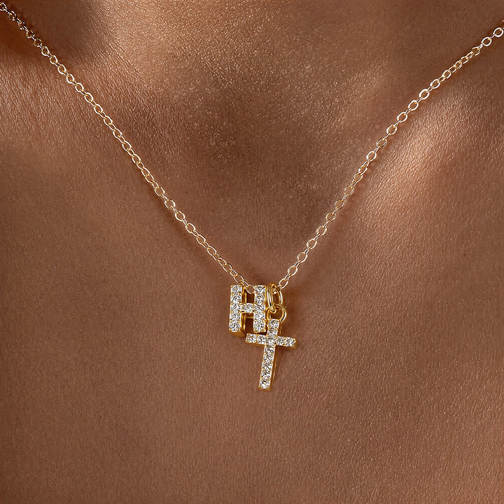 Christianartworkshop Collier pendentif double croix orné de strass et de lettres initiales A à Z : emblème intemporel de douce protection céleste - H - image 9