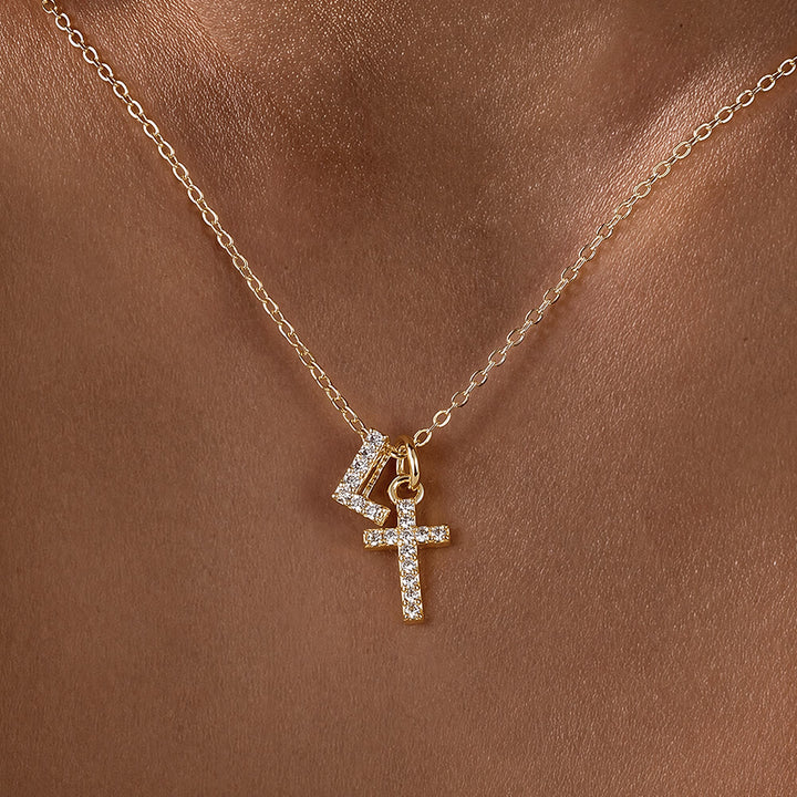 Christianartworkshop Collier pendentif double croix orné de strass et de lettres initiales A à Z : emblème intemporel de douce protection céleste - L - image 13