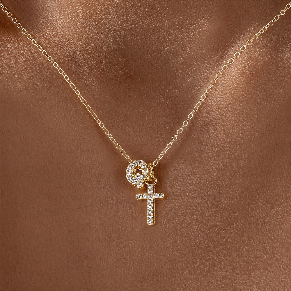 Christianartworkshop Collier pendentif double croix orné de strass et de lettres initiales A à Z : emblème intemporel de douce protection céleste - Q - image 18
