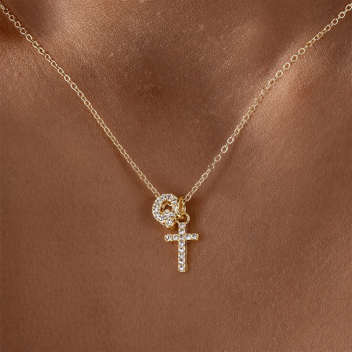 Christianartworkshop Collier pendentif double croix orné de strass et de lettres initiales A à Z : emblème intemporel de douce protection céleste - Q - image 18