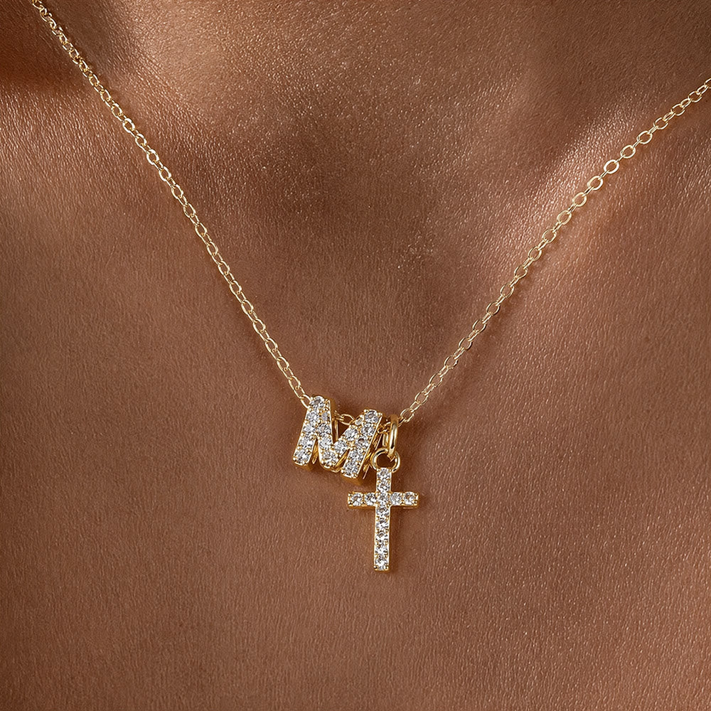 Christianartworkshop Collier pendentif double croix orné de strass et de lettres initiales A à Z : emblème intemporel de douce protection céleste - M - image 14