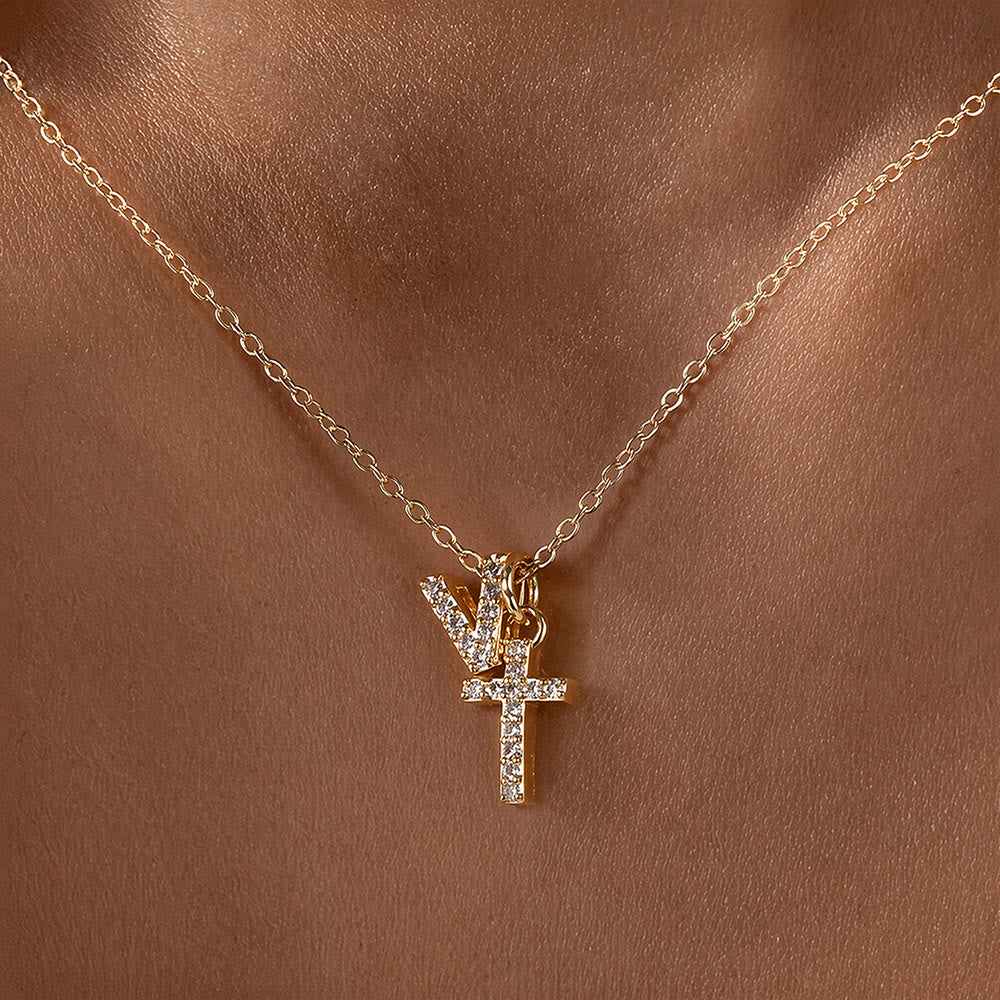 Christianartworkshop Collier pendentif double croix orné de strass et de lettres initiales A à Z : emblème intemporel de douce protection céleste - V - image 23
