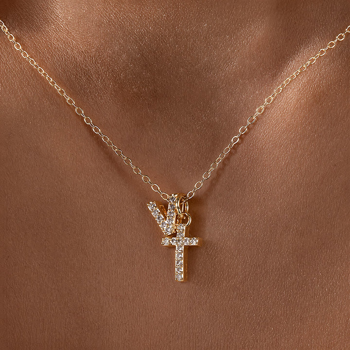 Christianartworkshop Collier pendentif double croix orné de strass et de lettres initiales A à Z : emblème intemporel de douce protection céleste - V - image 23