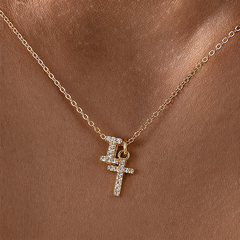 Christianartworkshop Collier pendentif double croix orné de strass et de lettres initiales A à Z : emblème intemporel de douce protection céleste - je - image 10