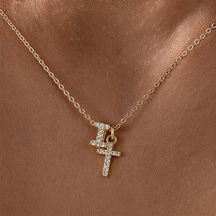 Christianartworkshop Collier pendentif double croix orné de strass et de lettres initiales A à Z : emblème intemporel de douce protection céleste - je - image 10