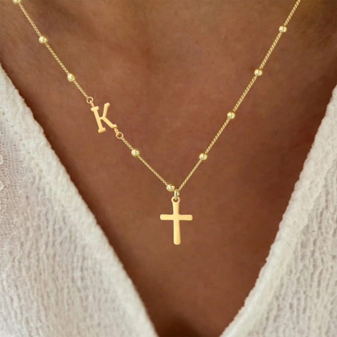 Christianartworkshop Collier pendentif croix avec initiale A-Z personnalisée sur chaîne à perles : emblème intemporel de douce protection céleste - Doré - K - image 0