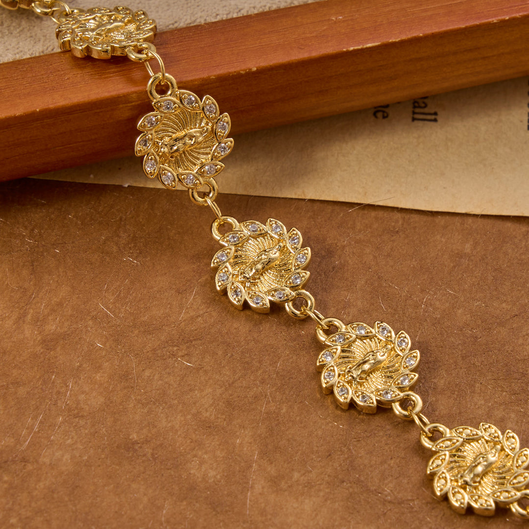 Christianartworkshop Bracelet à maillons orné d'un médaillon à pétales rayonnants et d'une bordure scintillante, orné du médaillon Notre-Dame de Guadalupe : emblème intemporel de la douce protection céleste. - image 4