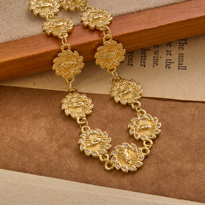 Christianartworkshop Bracelet à maillons orné d'un médaillon à pétales rayonnants et d'une bordure scintillante, orné du médaillon Notre-Dame de Guadalupe : emblème intemporel de la douce protection céleste. - image 3