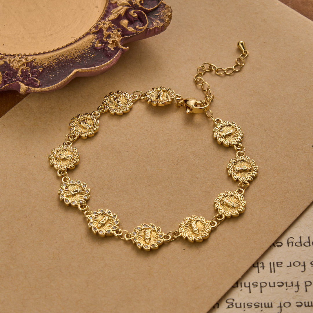Christianartworkshop Bracelet à maillons orné d'un médaillon à pétales rayonnants et d'une bordure scintillante, orné du médaillon Notre-Dame de Guadalupe : emblème intemporel de la douce protection céleste. - image 1