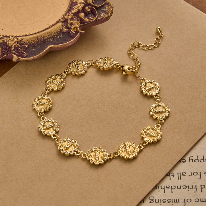 Christianartworkshop Bracelet à maillons orné d'un médaillon à pétales rayonnants et d'une bordure scintillante, orné du médaillon Notre-Dame de Guadalupe : emblème intemporel de la douce protection céleste. - image 1