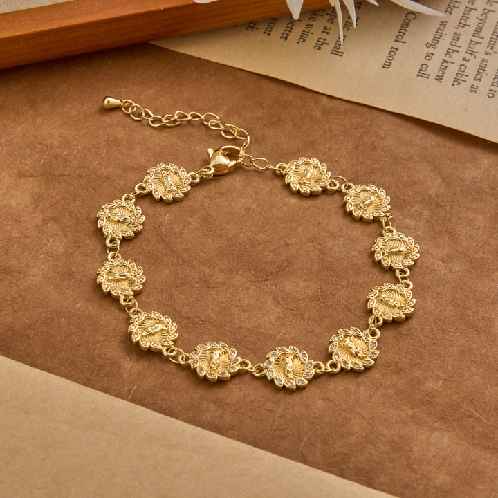 Christianartworkshop Bracelet à maillons orné d'un médaillon à pétales rayonnants et d'une bordure scintillante, orné du médaillon Notre-Dame de Guadalupe : emblème intemporel de la douce protection céleste. - Notre Dame - image 0