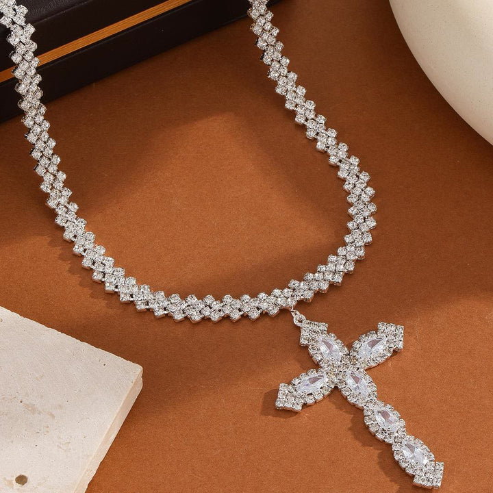 Christianartworkshop Collier pendentif croix à pointe de flèche rayonnante multi-styles, chaîne tennis incrustée de paillettes : emblème intemporel de douce protection céleste - Croix allongée - image 9