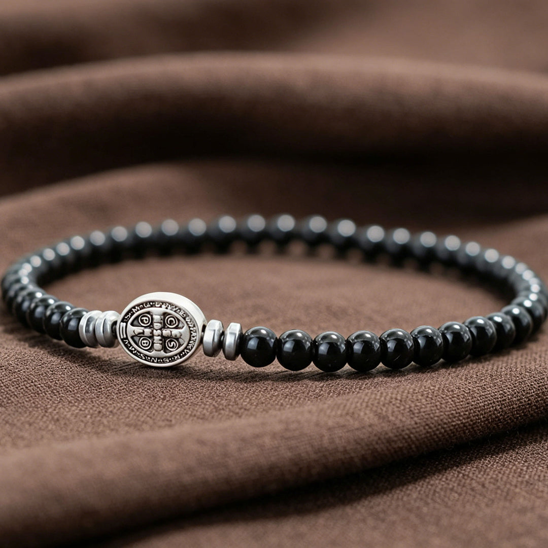 Christianartworkshop Bracelet extensible empilable avec une seule perle en pierre naturelle et médaille de Saint Benoît : emblème intemporel de la douce protection céleste - Onyx noir - image 7