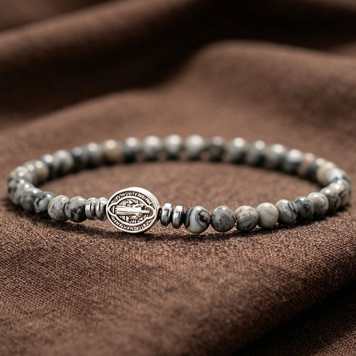 Christianartworkshop Bracelet extensible empilable avec une seule perle en pierre naturelle et médaille de Saint Benoît : emblème intemporel de la douce protection céleste - Pierre de carte - image 3