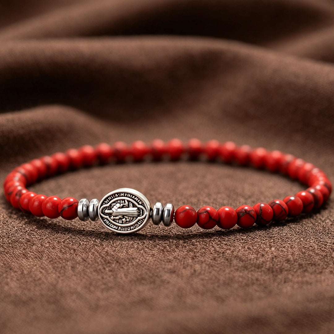 Christianartworkshop Bracelet extensible empilable avec une seule perle en pierre naturelle et médaille de Saint Benoît : emblème intemporel de la douce protection céleste - Howlite rouge - image 6