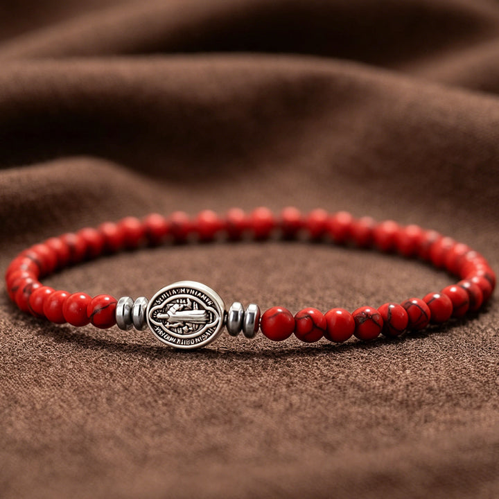 Christianartworkshop Bracelet extensible empilable avec une seule perle en pierre naturelle et médaille de Saint Benoît : emblème intemporel de la douce protection céleste - Howlite rouge - image 6