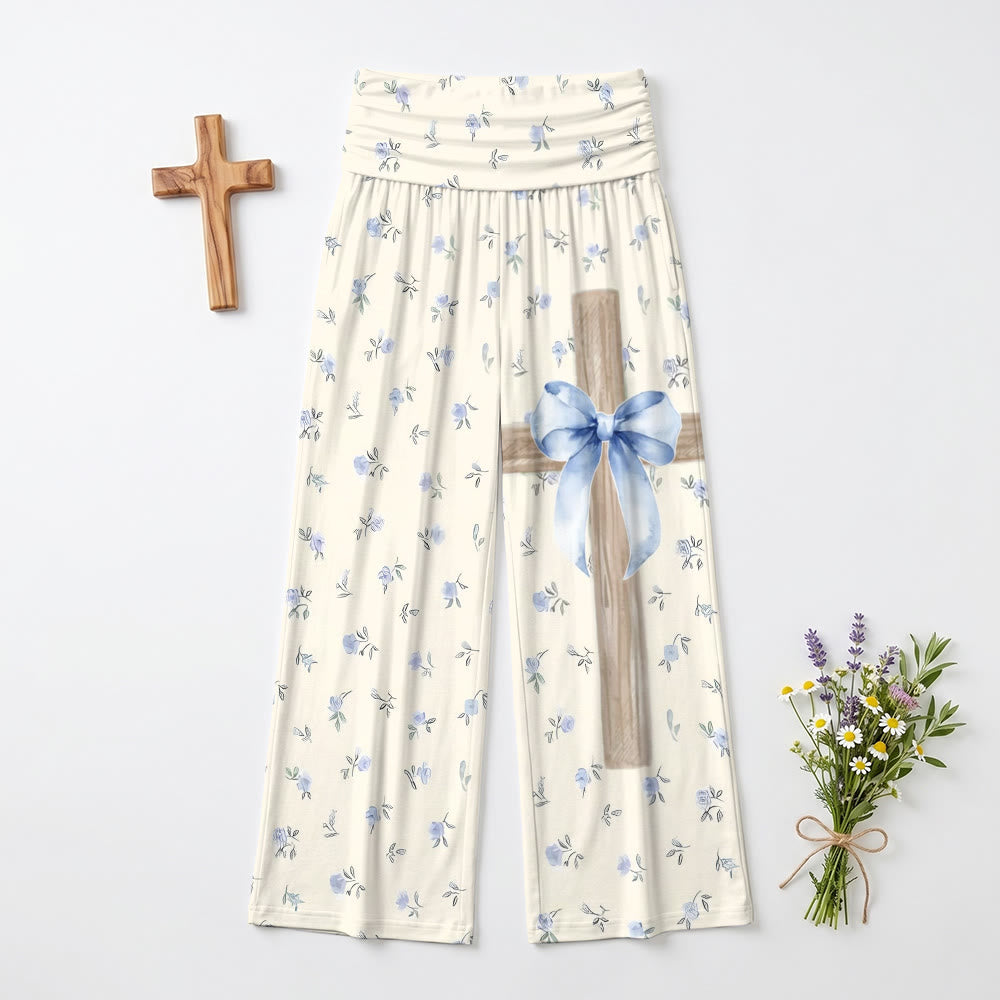 Christianartworkshop Pantalon à jambes larges imprimé aquarelle à motifs floraux, texture bois, croix et nœud bleu - image 1
