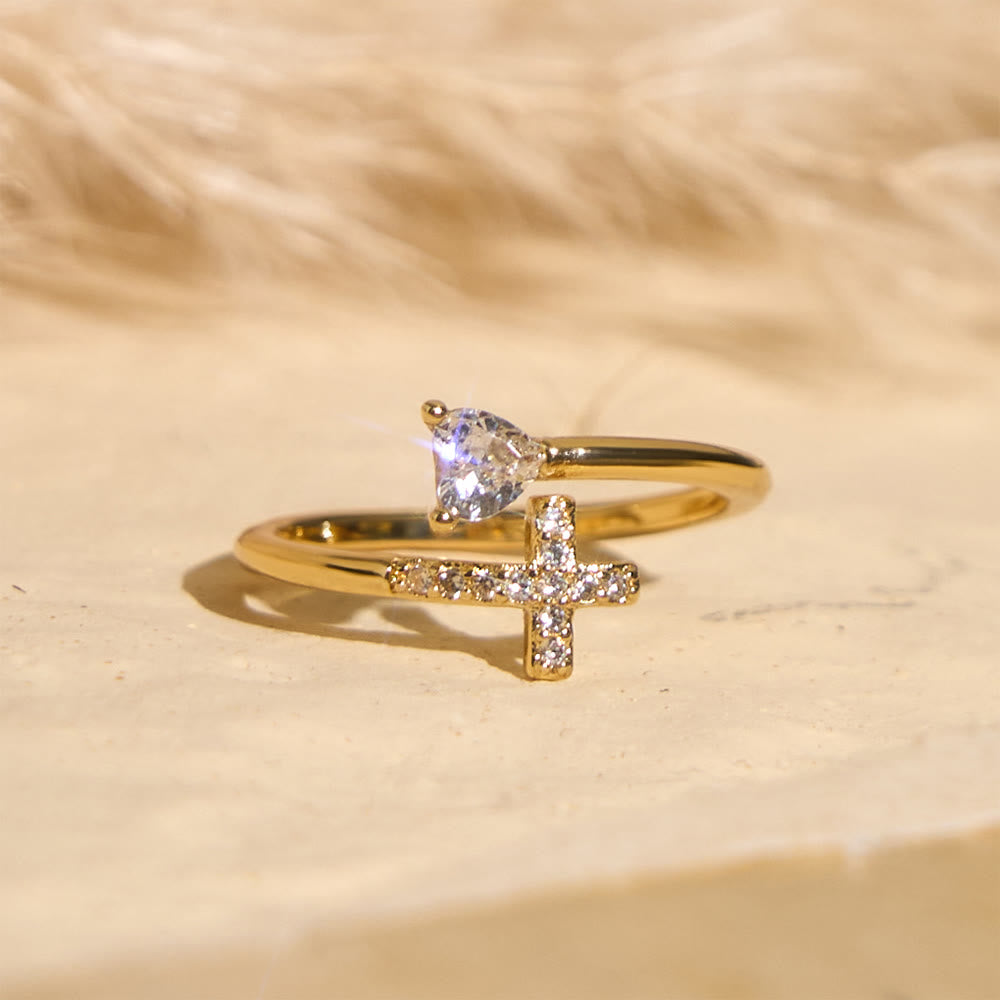 Bague ajustable bicolore Christianartworkshop ornée d'une croix et d'un cœur pavés de zircons : un rappel de la grâce sacrée - image 0
