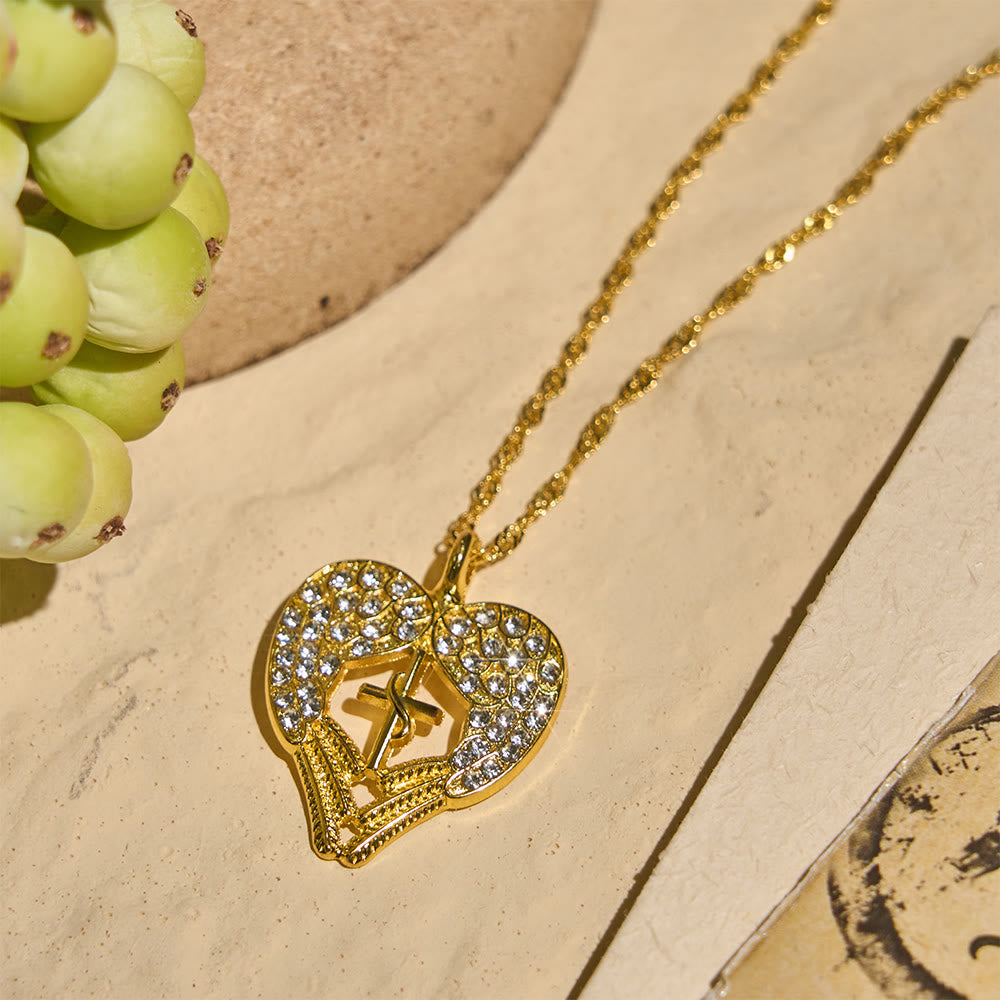 Collier croix en forme de cœur incrusté de zircon et orné d'ailes d'ange, Christianartworkshop : symbole d'amour et de grâce divins - image 4