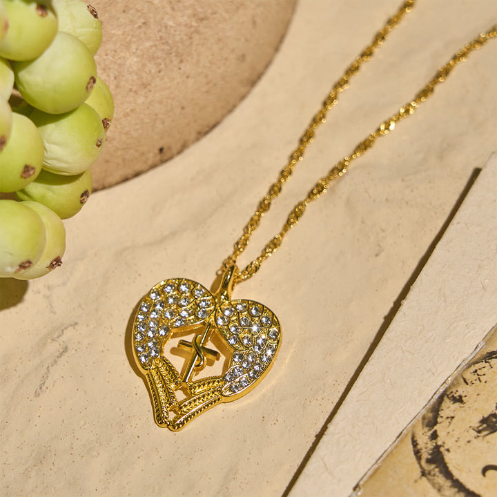 Collier croix en forme de cœur incrusté de zircon et orné d'ailes d'ange, Christianartworkshop : symbole d'amour et de grâce divins - image 4