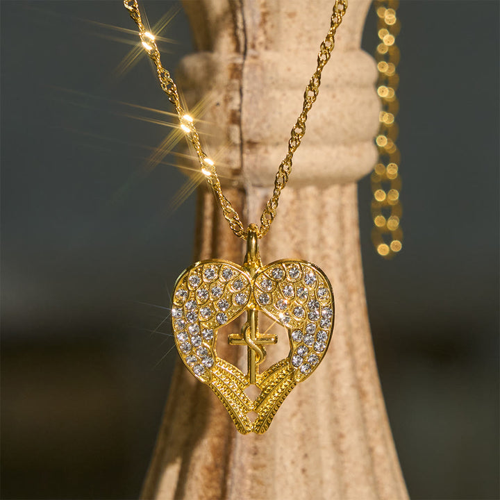 Collier croix en forme de cœur incrusté de zircon et orné d'ailes d'ange, Christianartworkshop : symbole d'amour et de grâce divins - image 0