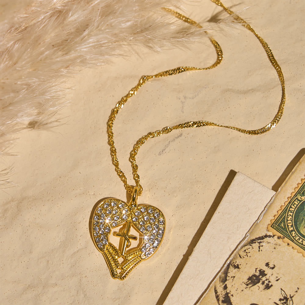 Collier croix en forme de cœur incrusté de zircon et orné d'ailes d'ange, Christianartworkshop : symbole d'amour et de grâce divins - image 3