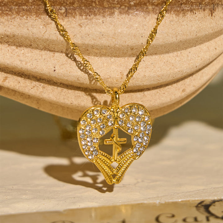 Collier croix en forme de cœur incrusté de zircon et orné d'ailes d'ange, Christianartworkshop : symbole d'amour et de grâce divins - image 2