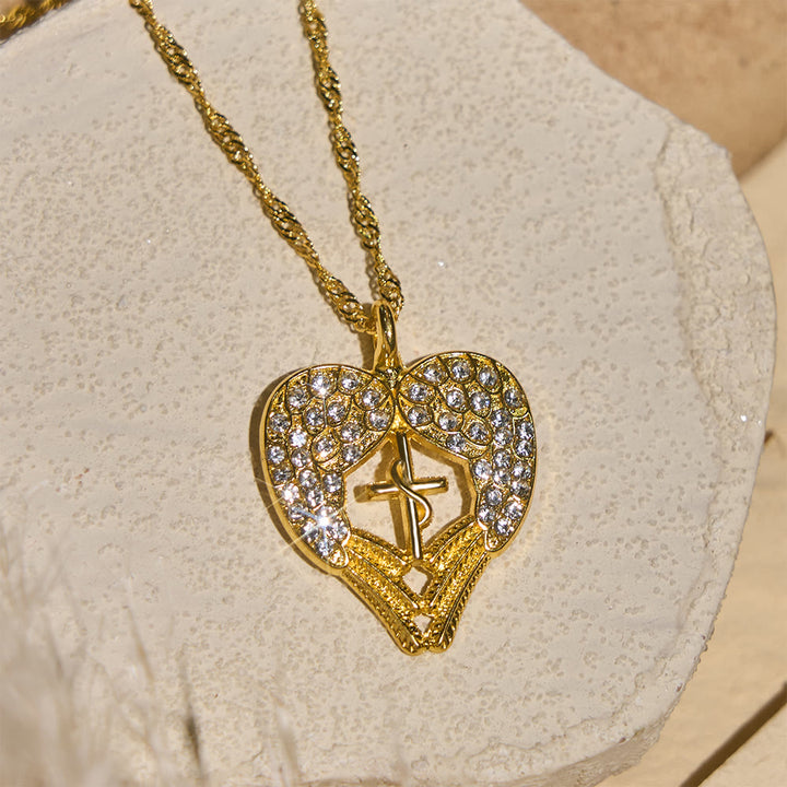 Collier croix en forme de cœur incrusté de zircon et orné d'ailes d'ange, Christianartworkshop : symbole d'amour et de grâce divins - image 1