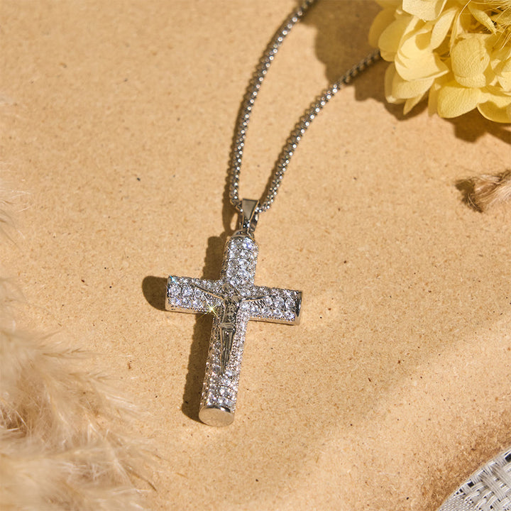 Collier pavé avec crucifix Jésus de Christianartworkshop : un détail étincelant pour exprimer sa foi et son style au quotidien. - image 2