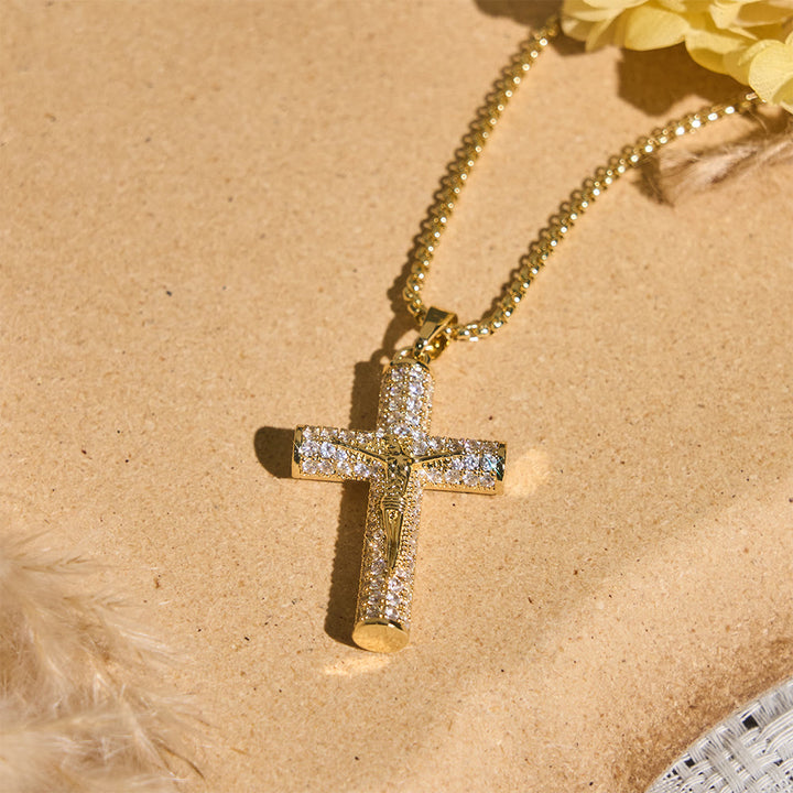 Collier pavé avec crucifix Jésus de Christianartworkshop : un détail étincelant pour exprimer sa foi et son style au quotidien. - image 4