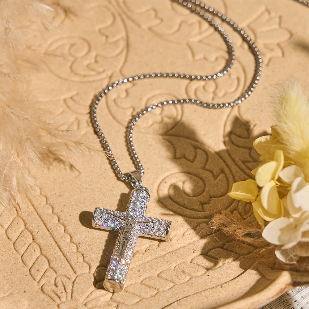 Collier pavé avec crucifix Jésus de Christianartworkshop : un détail étincelant pour exprimer sa foi et son style au quotidien. - image 1