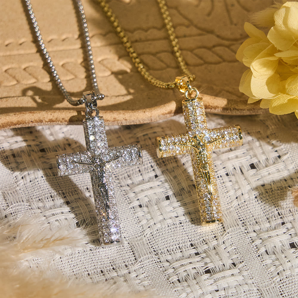 Collier pavé avec crucifix Jésus de Christianartworkshop : un détail étincelant pour exprimer sa foi et son style au quotidien. - image 0
