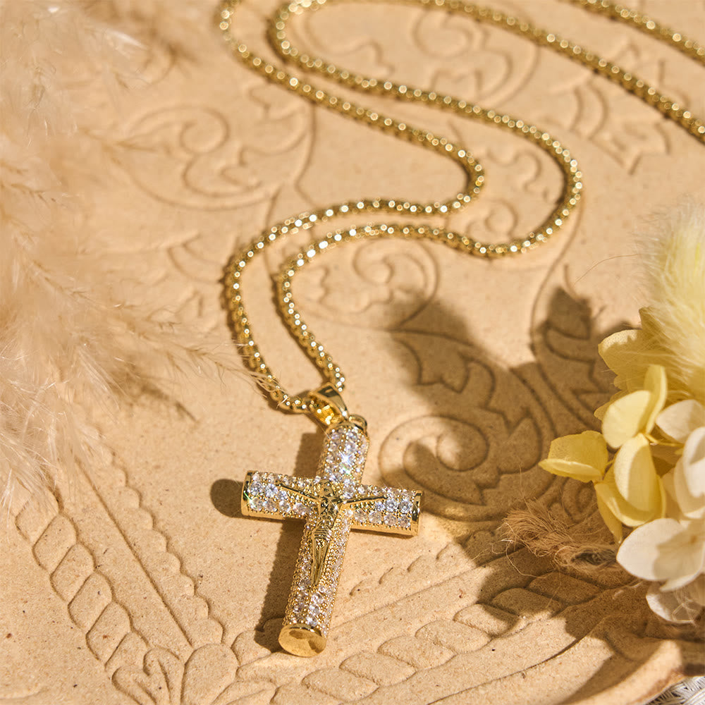 Collier pavé avec crucifix Jésus de Christianartworkshop : un détail étincelant pour exprimer sa foi et son style au quotidien. - image 3