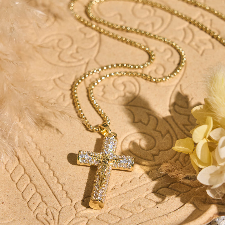 Collier pavé avec crucifix Jésus de Christianartworkshop : un détail étincelant pour exprimer sa foi et son style au quotidien. - image 3