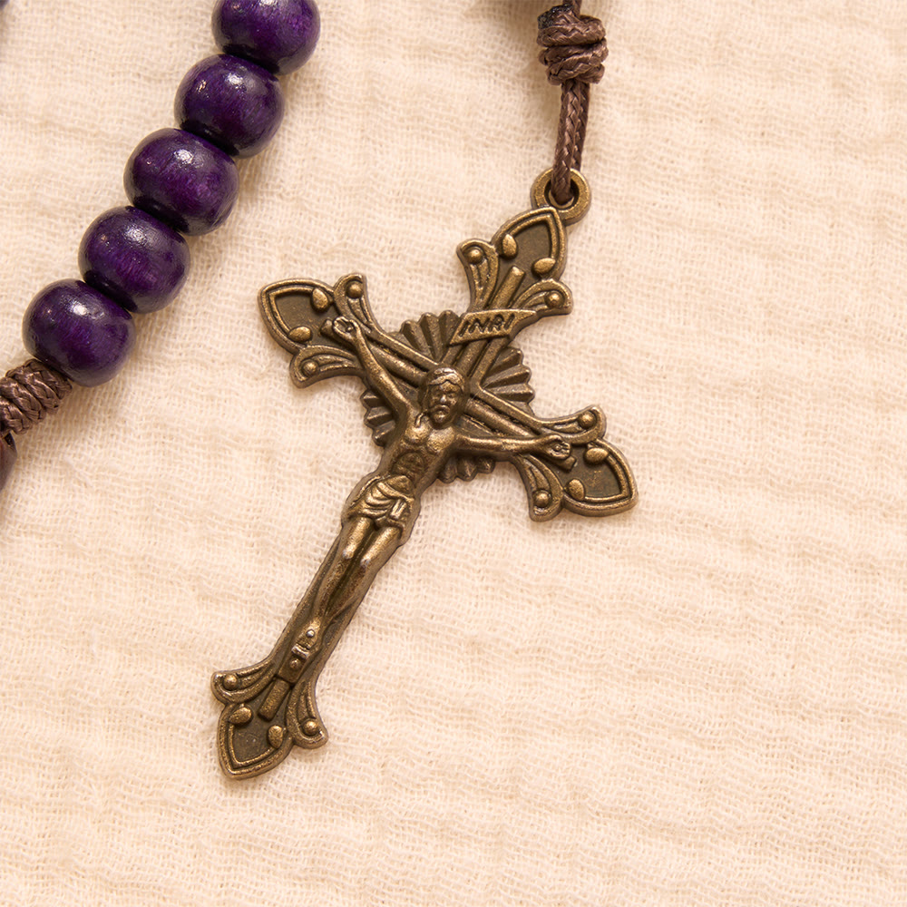 Christianartworkshop Chapelet en bois violet avec crucifix en bronze et médaillon de la Sainte Famille en relief - image 7
