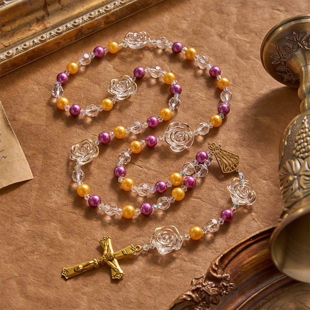 Christianartworkshop Chapelet en acrylique moulé en forme de camélia avec crucifix doré et médaillon en filigrane de Notre-Dame d'Aparecida - Chapelet de camélias jaunes et violets - image 0