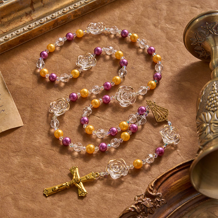 Christianartworkshop Chapelet en acrylique moulé en forme de camélia avec crucifix doré et médaillon en filigrane de Notre-Dame d'Aparecida - Chapelet de camélias jaunes et violets - image 0