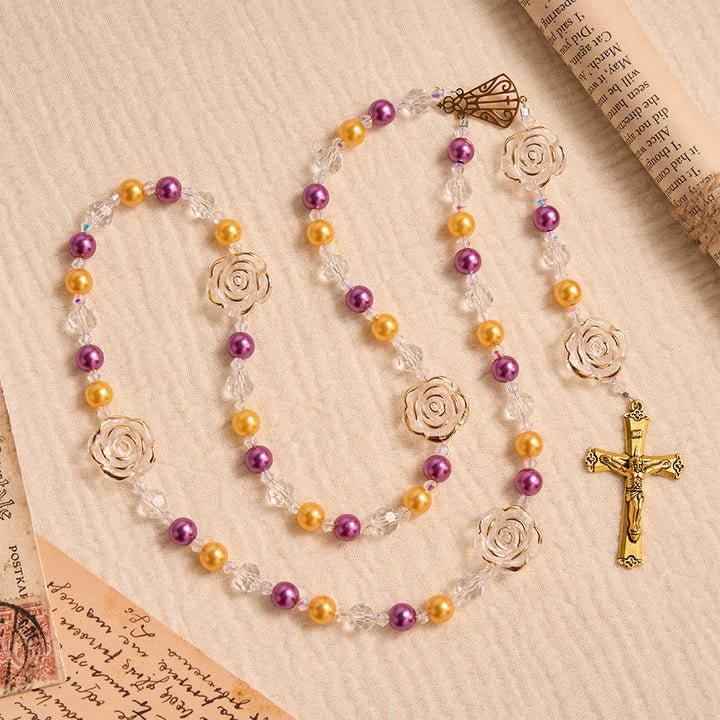 Christianartworkshop Chapelet en acrylique moulé en forme de camélia avec crucifix doré et médaillon en filigrane de Notre-Dame d'Aparecida - image 3