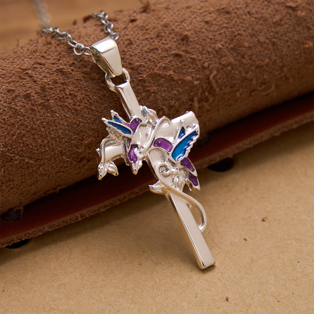 Christianartworkshop Collier à fine chaîne en forme de croix orné d'un colibri émaillé à la main : emblème de douce bénédiction céleste - image 1