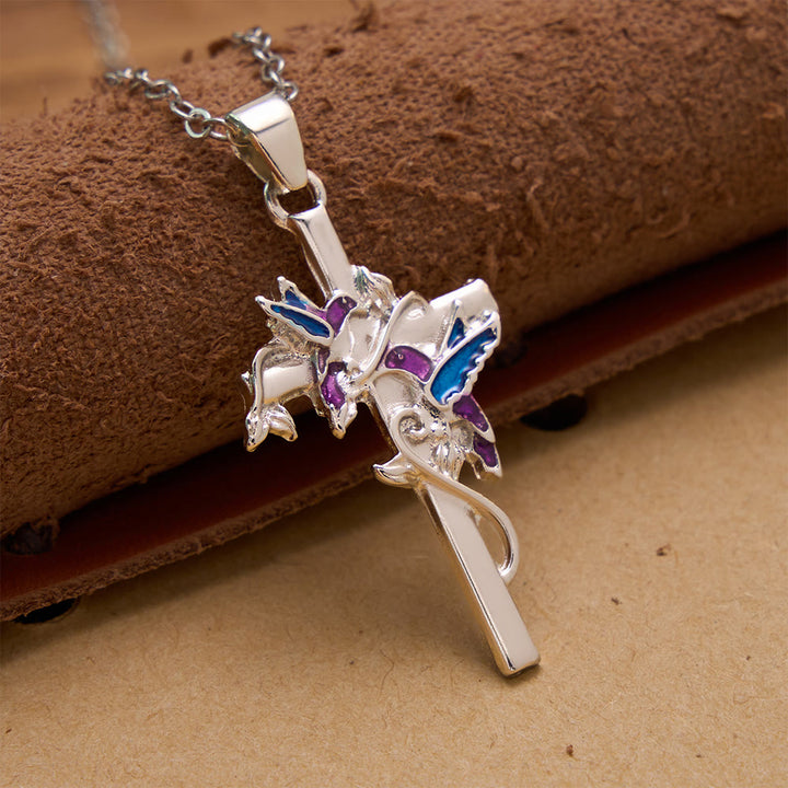 Christianartworkshop Collier à fine chaîne en forme de croix orné d'un colibri émaillé à la main : emblème de douce bénédiction céleste - image 1