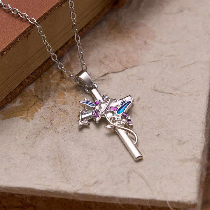Christianartworkshop Collier à fine chaîne en forme de croix orné d'un colibri émaillé à la main : emblème de douce bénédiction céleste - image 3
