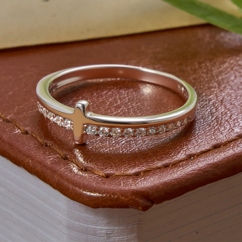 Christianartworkshop Bague fine en argent sterling avec demi-pavé de zircon et croix en relief délicate sur le côté : emblème de douce guidance céleste - Argent - 10 US - image 3