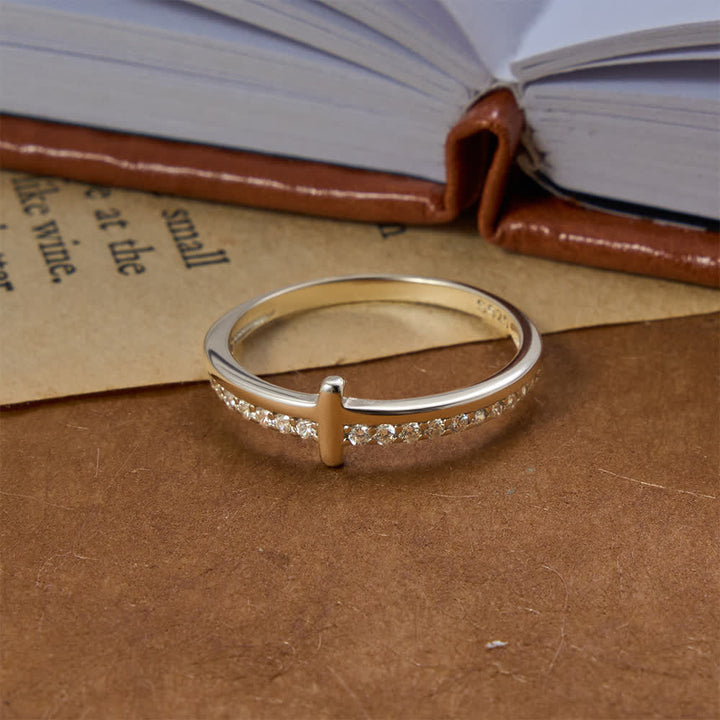 Christianartworkshop Bague fine en argent sterling avec demi-pavé de zircon et croix en relief délicate sur le côté : emblème de douce guidance céleste - image 4
