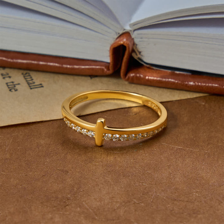 Christianartworkshop Bague fine en argent sterling avec demi-pavé de zircon et croix en relief délicate sur le côté : emblème de douce guidance céleste - image 2