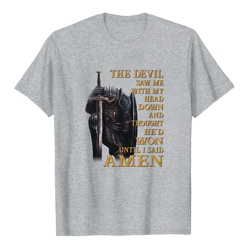 T-shirt classique imprimé « Guerrier agenouillé, le diable pensait avoir gagné jusqu'à ce que je dise Amen » de Christianartworkshop - Gris - 2XL - image 5