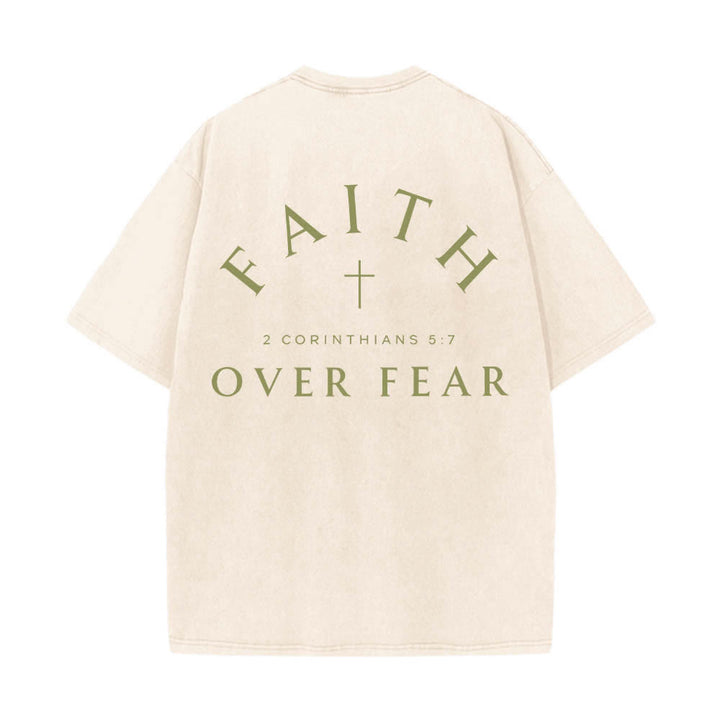 Christianartworkshop T-shirt délavé imprimé recto verso avec une croix et une lettre biblique signifiant « La foi plutôt que la peur » - image 22