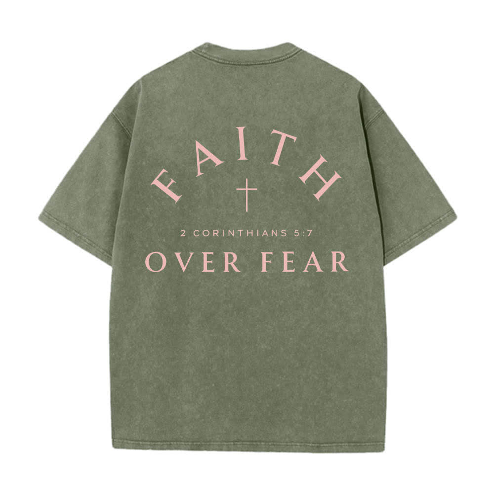 Christianartworkshop T-shirt délavé imprimé recto verso avec une croix et une lettre biblique signifiant « La foi plutôt que la peur » - image 4
