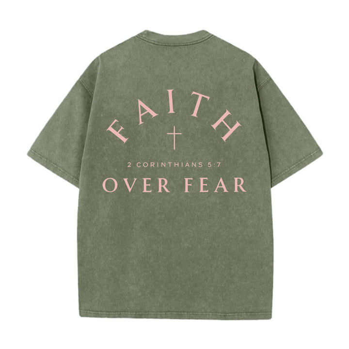 Christianartworkshop T-shirt délavé imprimé recto verso avec une croix et une lettre biblique signifiant « La foi plutôt que la peur » - image 4