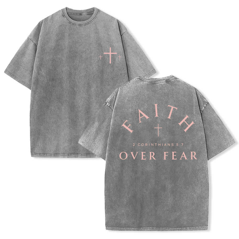 Christianartworkshop T-shirt délavé imprimé recto verso avec une croix et une lettre biblique signifiant « La foi plutôt que la peur » - Gris - 5XL - image 12