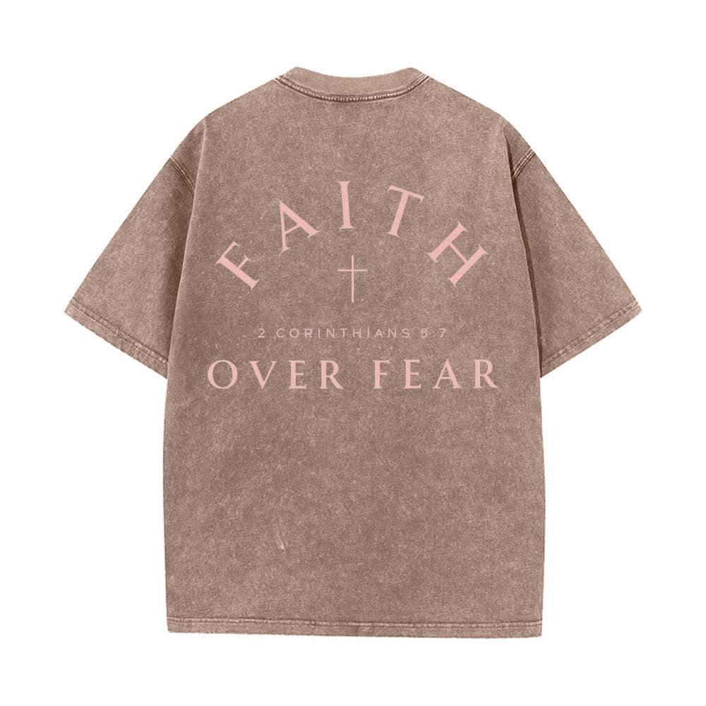 Christianartworkshop T-shirt délavé imprimé recto verso avec une croix et une lettre biblique signifiant « La foi plutôt que la peur » - image 10